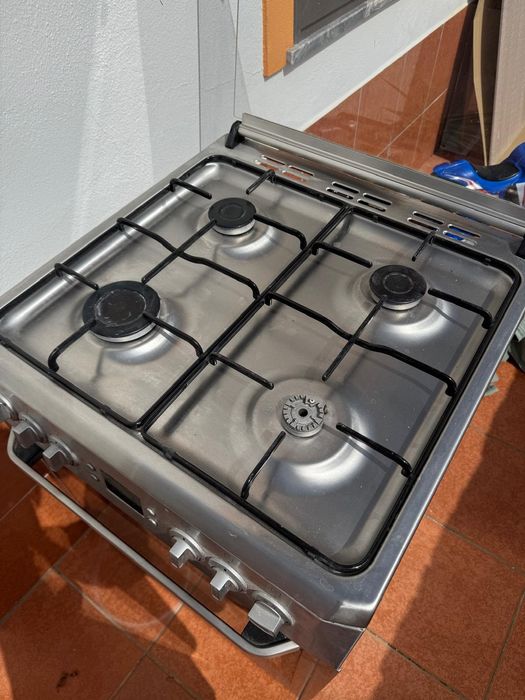 Fogão a gás com forno elétrico