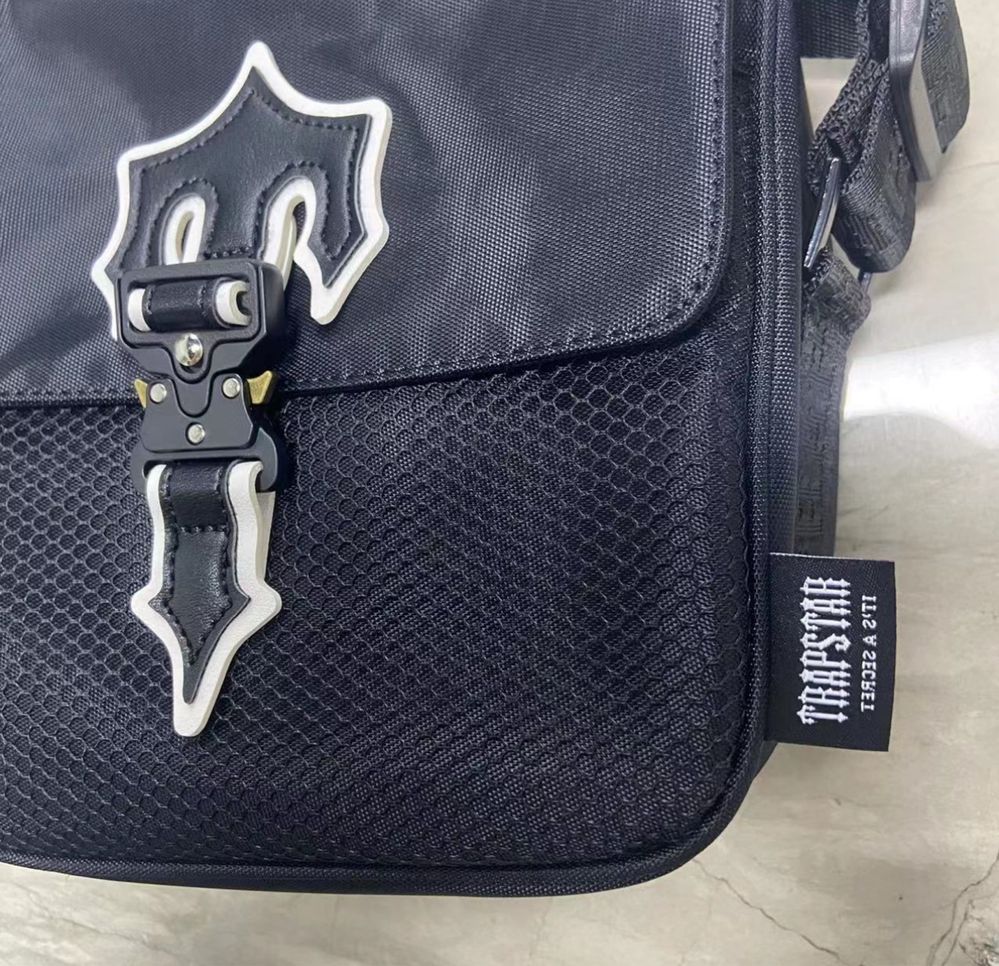 Bolsa Trapstar Irongate T Black Cross