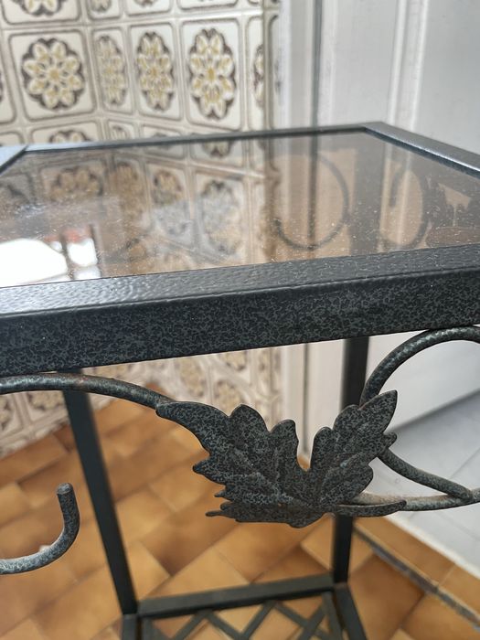 Conjunto estante, espelho e mesa de apoio em ferro