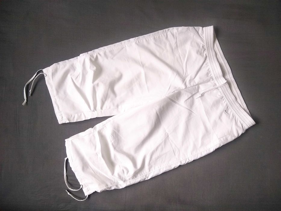 Nike dri-fit Spodnie sportowe damskie 3/4 L (40/42) białe