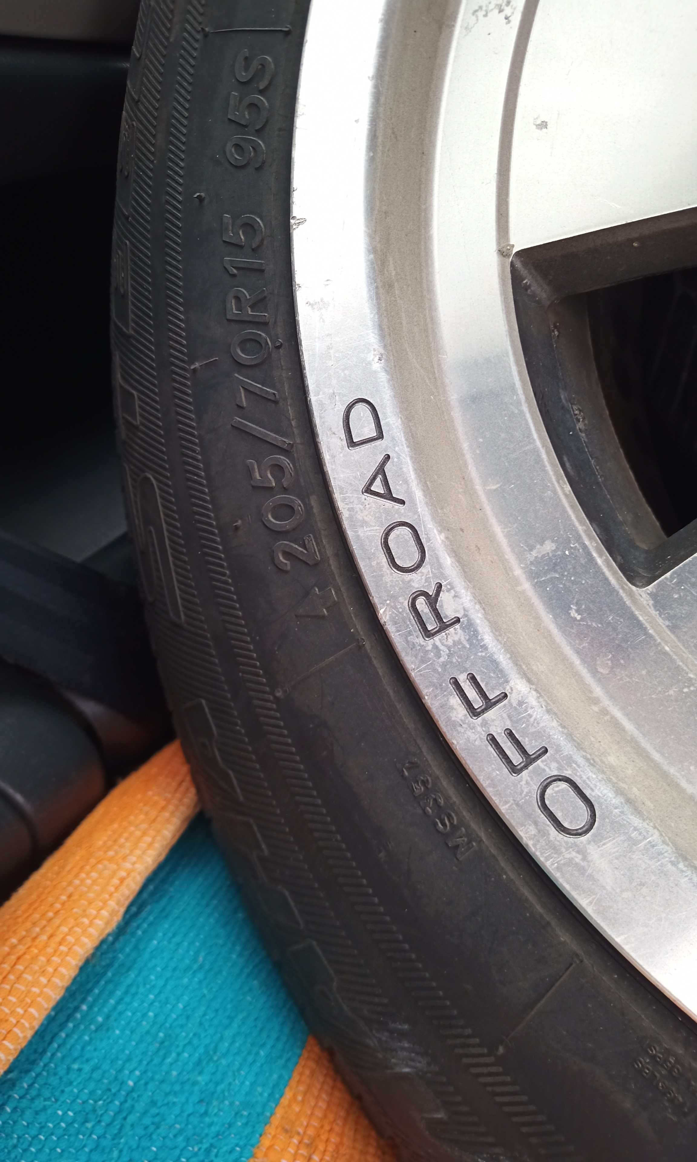 Jantes e pneus para jipe Susuki 205/70 R15