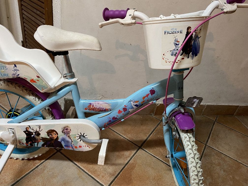 Bicicleta frozen com rodinhas e com cesto e banco para bonecos