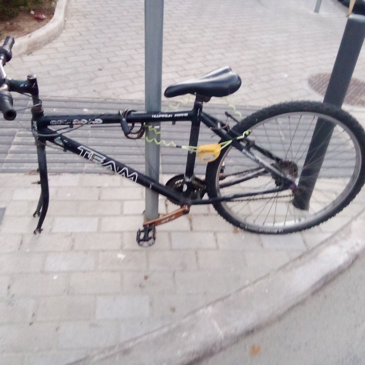 Bicicleta com a roda separada vendo ou troco