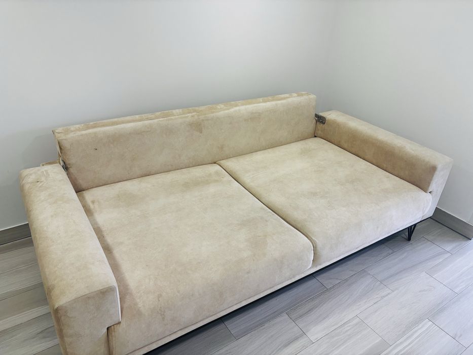 Sofá bege com pouco uso (aberto faz de cama)