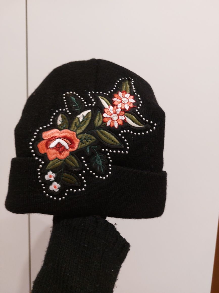 Gorro preto com flores