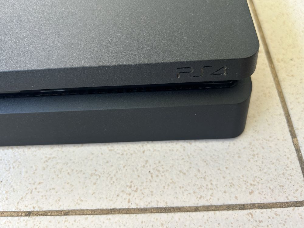 Consola PlayStation 4, com cabos incluídos. Memória de 500GB