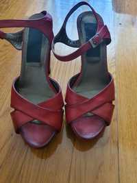 Sandálias salto alto cor vermelha