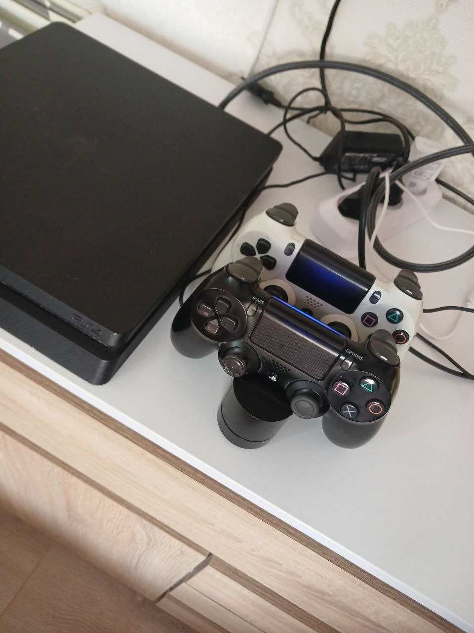Продам PS 4 + 2 джойстики + зарядку