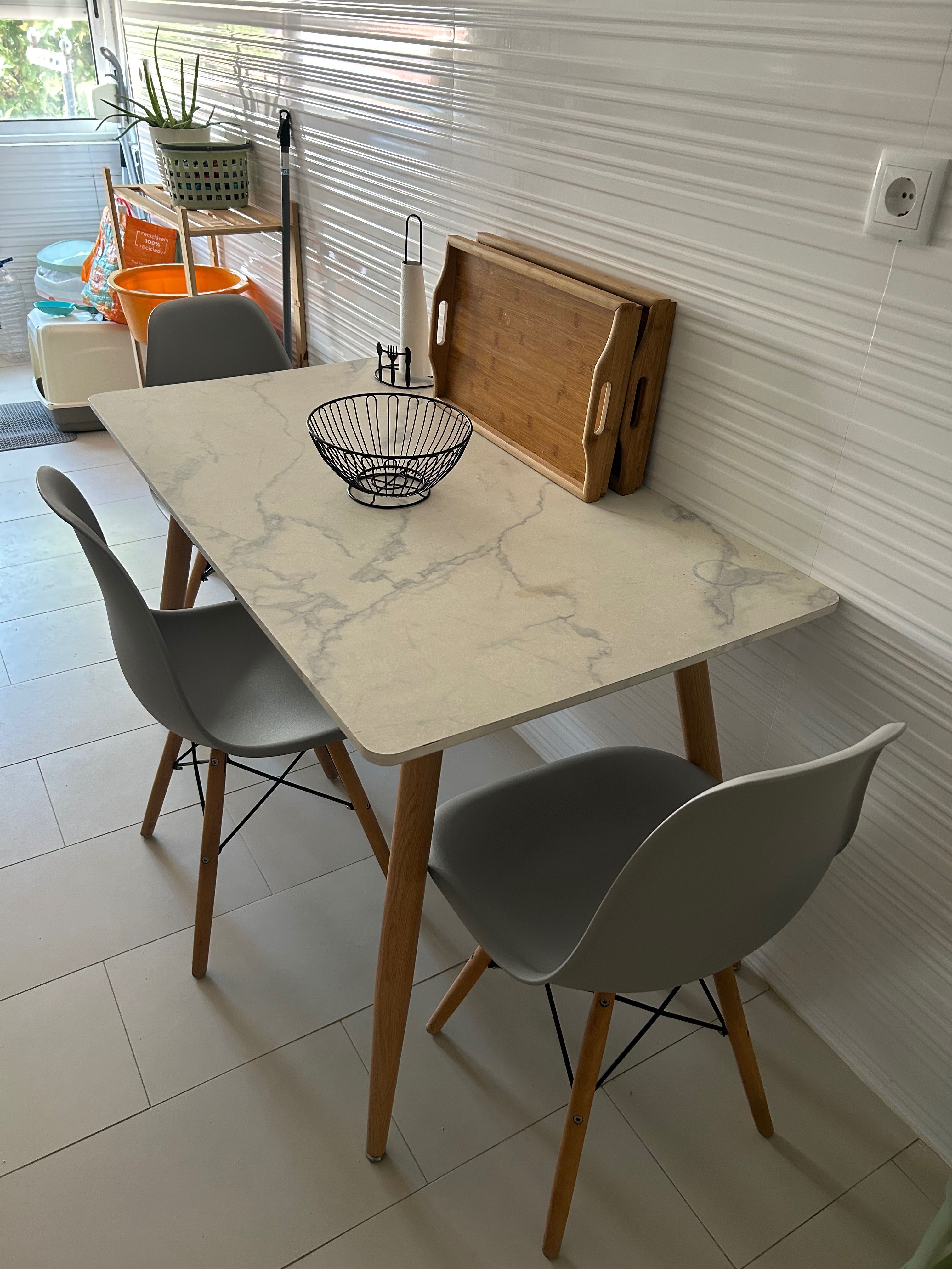 Mesa de cozinha e três cadeiras