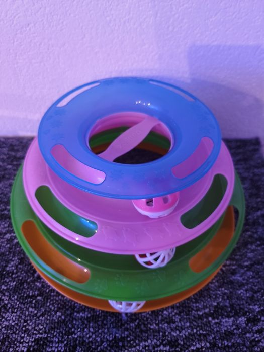 Trzypoziomowa zabawka dla kota z dzwoniącymi piłeczkami