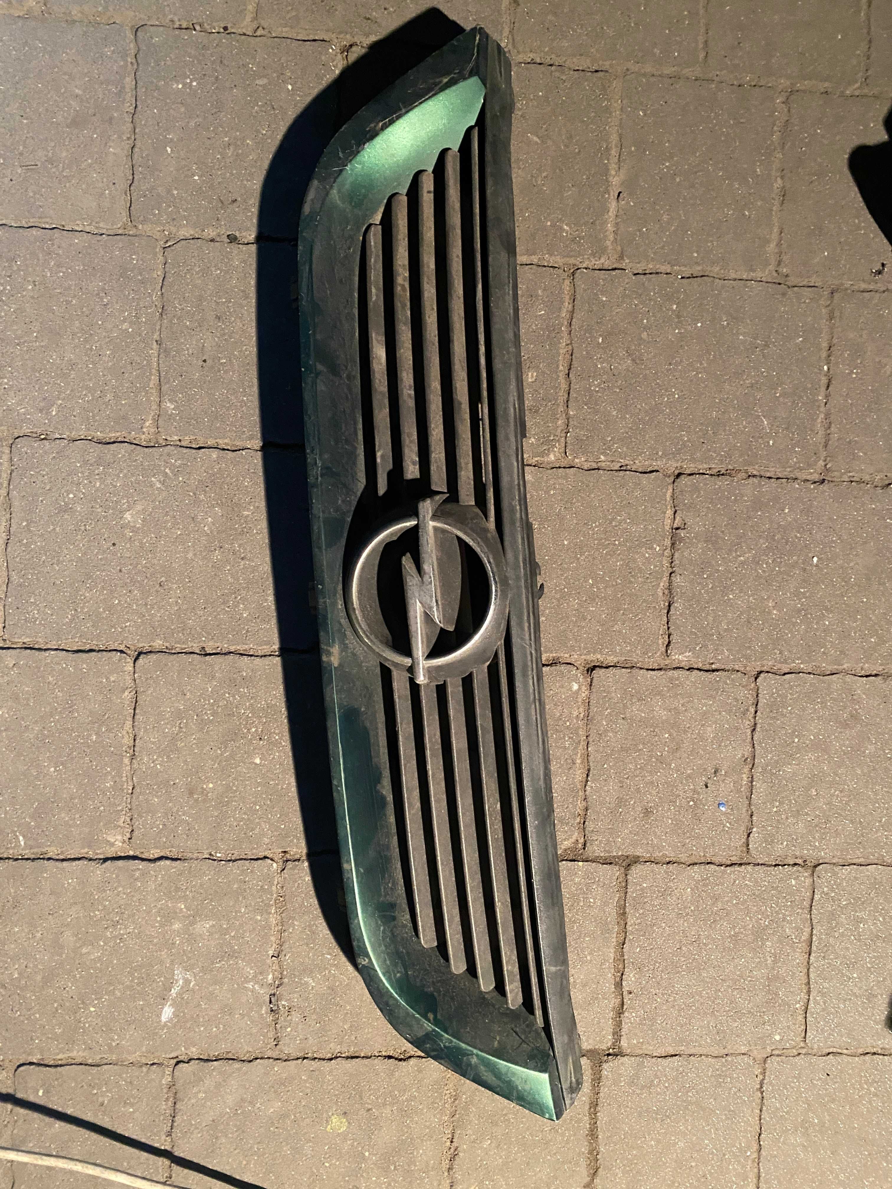 Grill  atrapa zielony przód Opel Vectra B