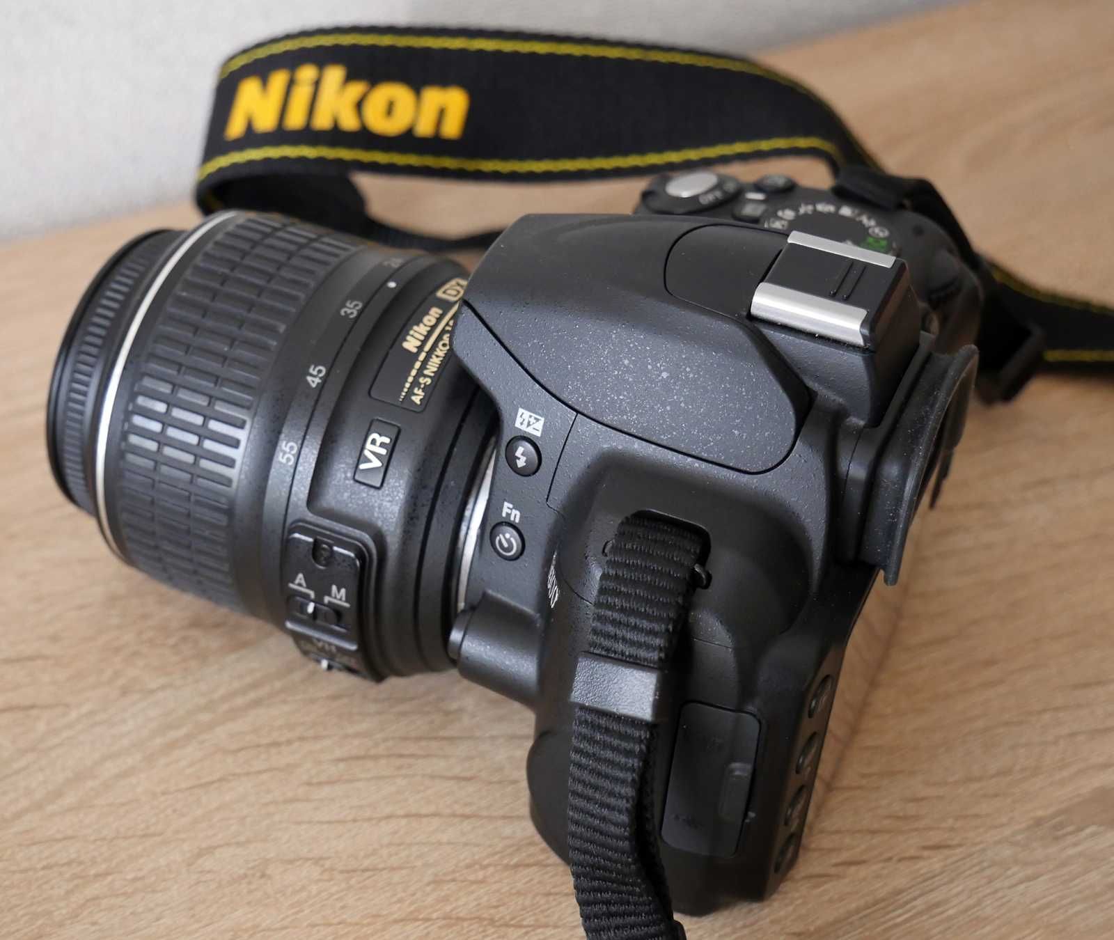 NIKON D3000 z obiektywem 18-55mm z VR i torba