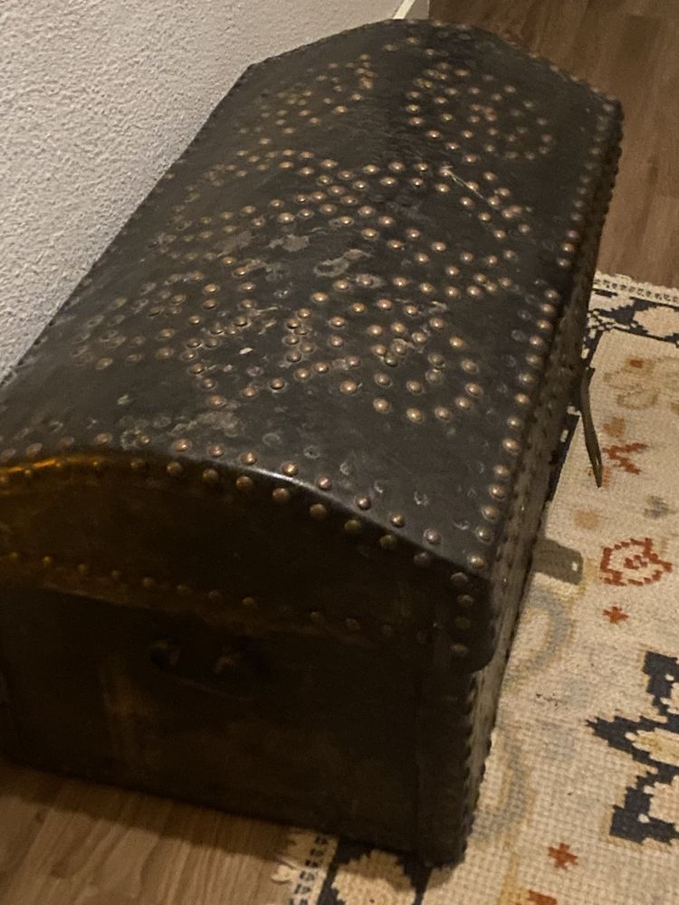 Bau antigo em madeira forrado a pele