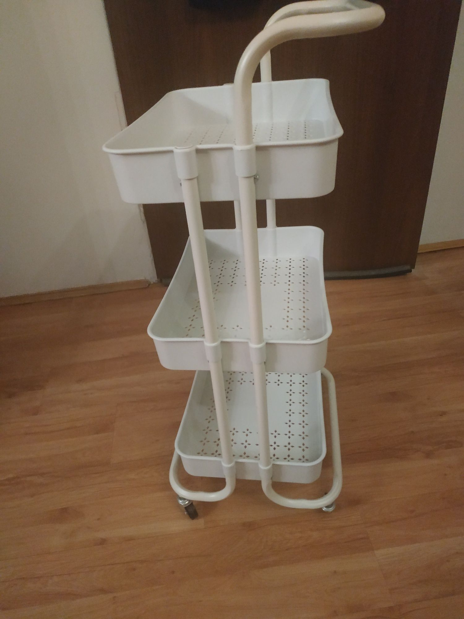 Barek na kółkach, regał samojezdny