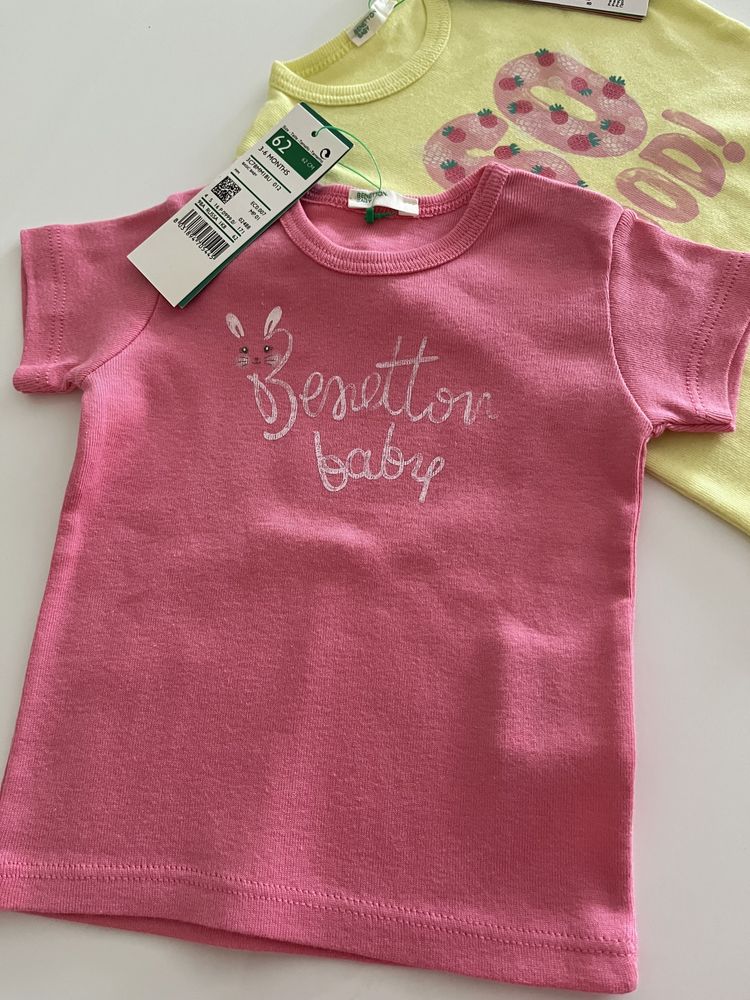 2 t-shirt da Benetton, 3/6 meses, novas com etiqueta. Ofereço os portes de envio.