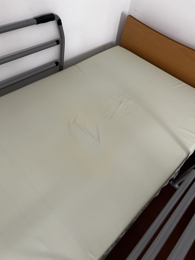 Cama articulada ortopédica com grades