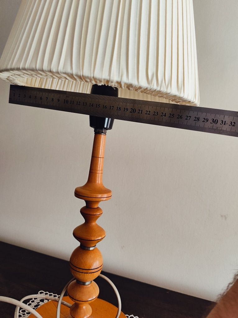 Elegancka drewniana lampka nocna z kremowym abażurem Retro PRL