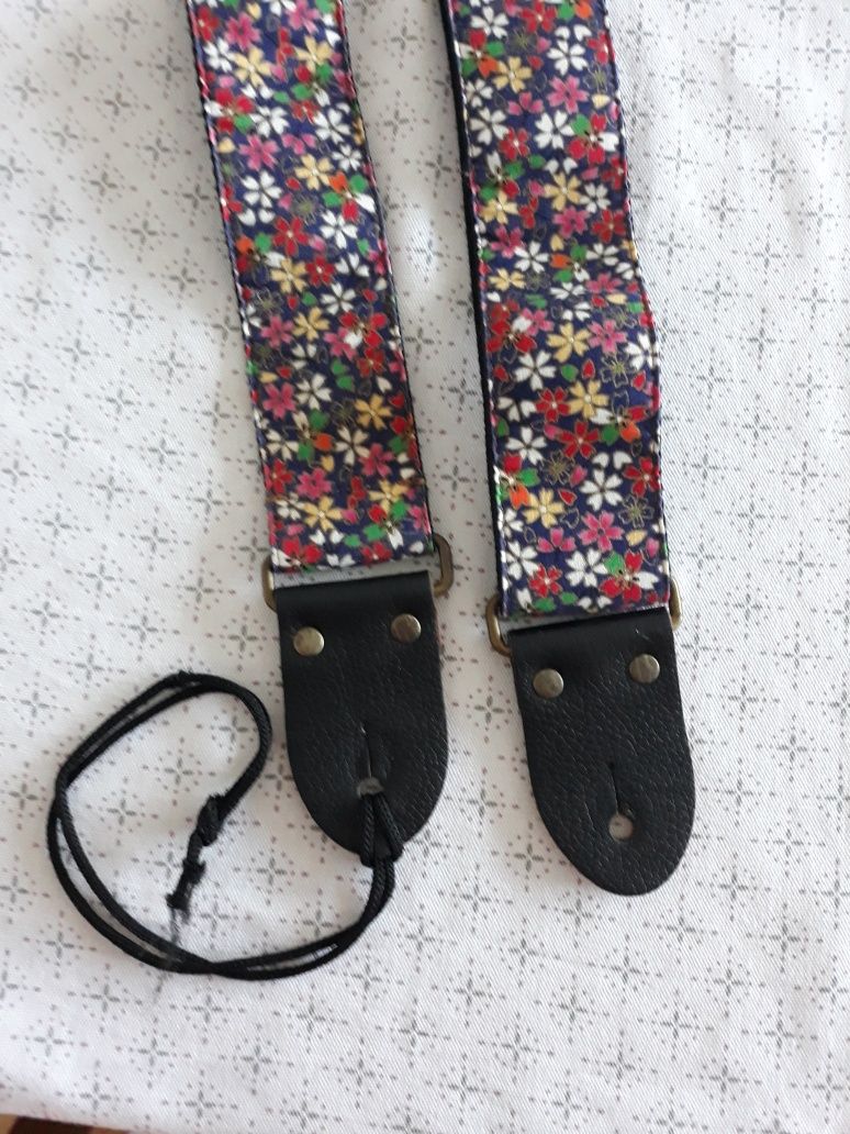 Pas do gitary kobiecy wzór w kwiaty