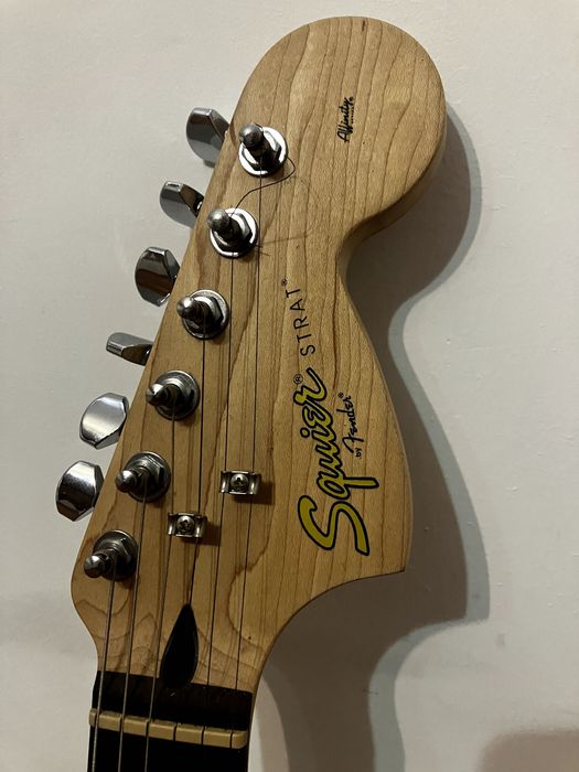 Guitarra elétrica Stratocaster Fender Squier + amp e cabo
