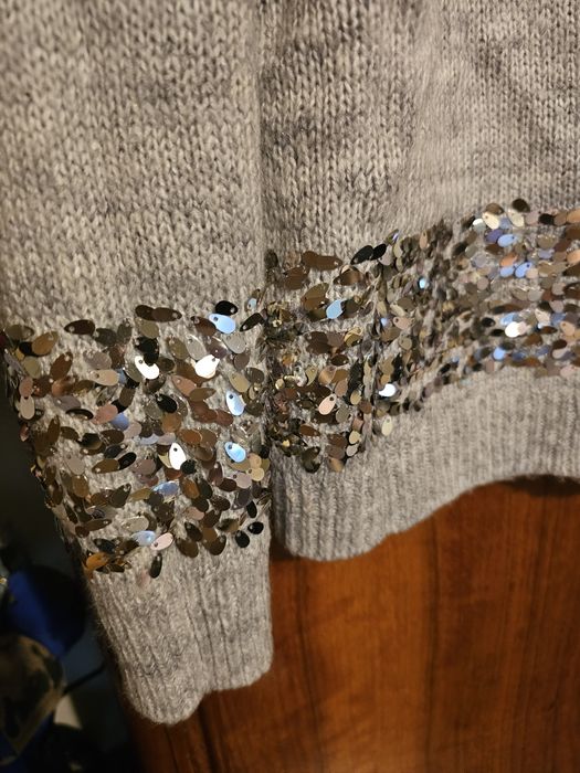 Sweter szary z cekinami roz.M