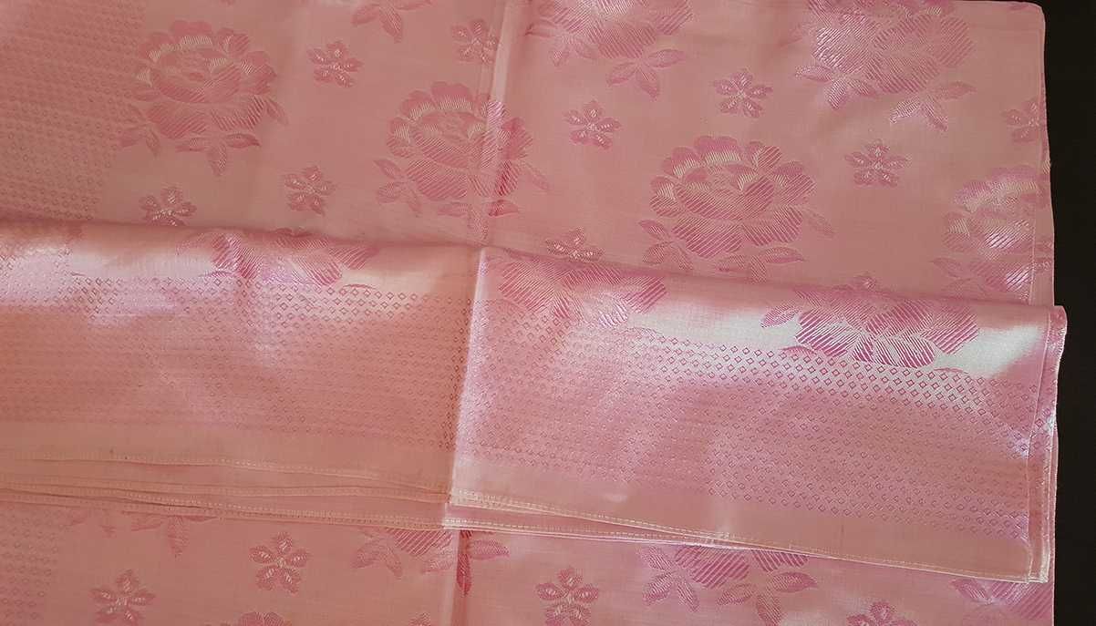 Colcha em seda, motivos florais em dois tons de rosa 195 x 150 cm