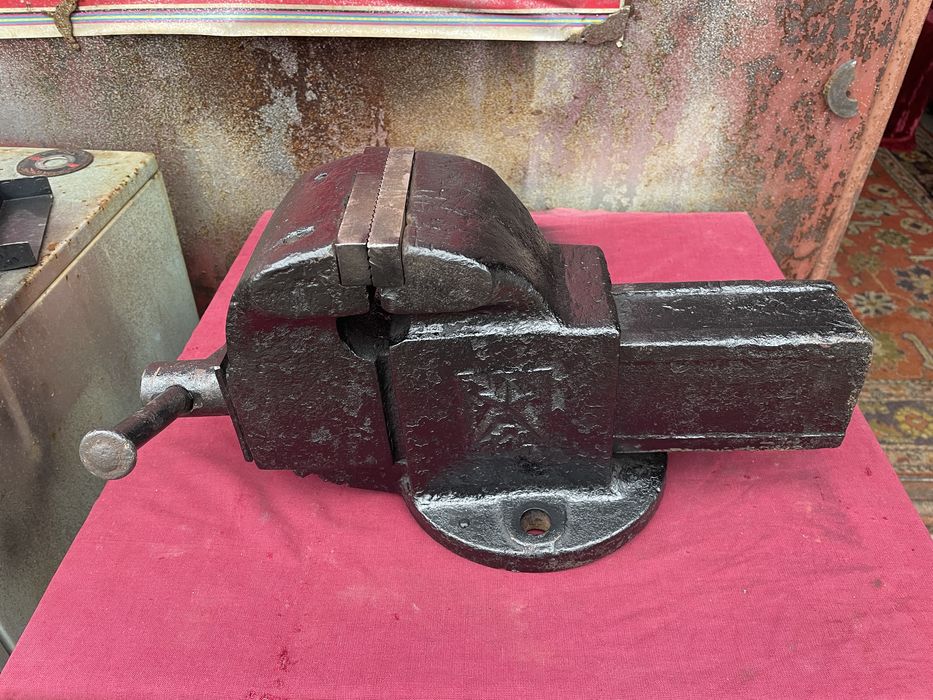 Тиски слесарные советские большие