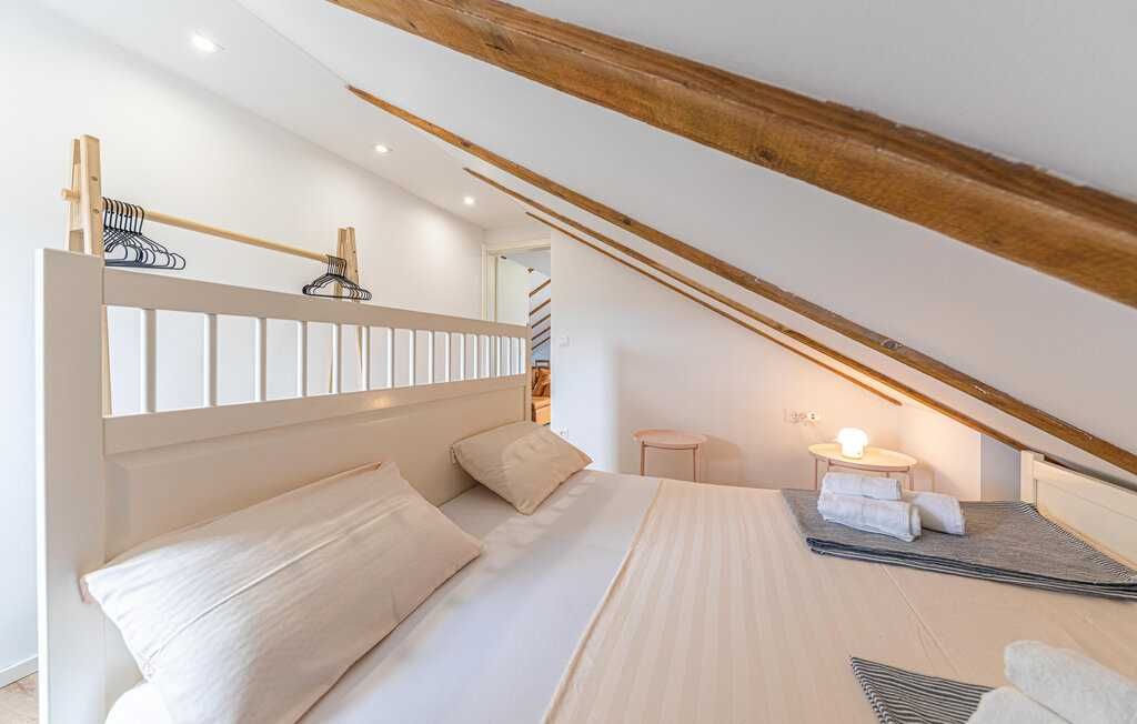 Chorwacja, wrzesień, okolice Trogir, apartament z basenem dla 5 osób