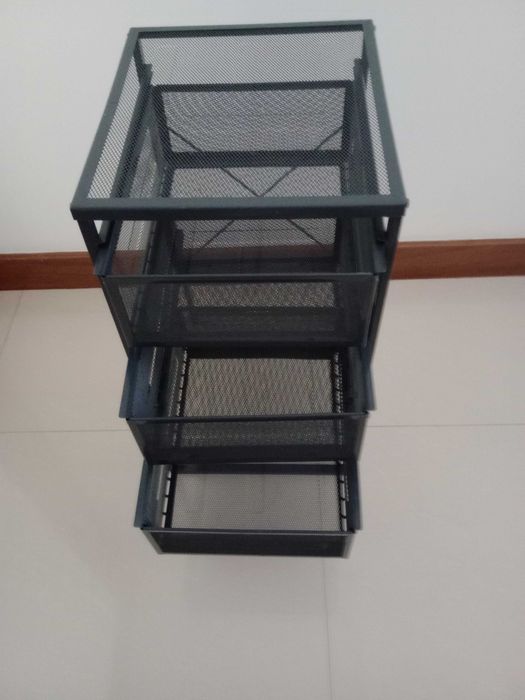 Mesa de metal para esteticista, tatuadores ou maquiadores