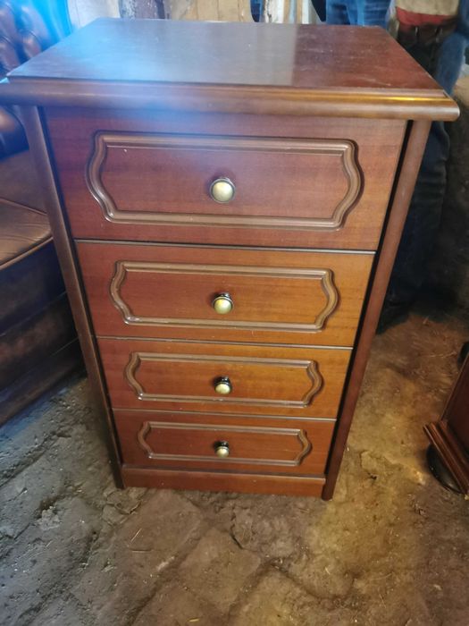 Mała komoda z szufladami