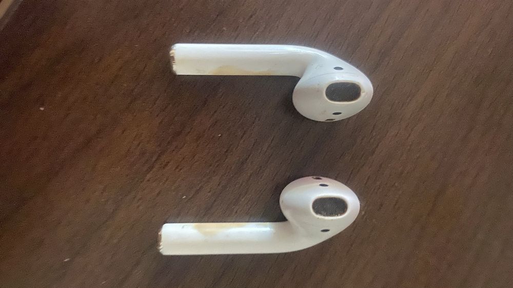 Навушники Apple AirPods 2 with Charging Case чехол