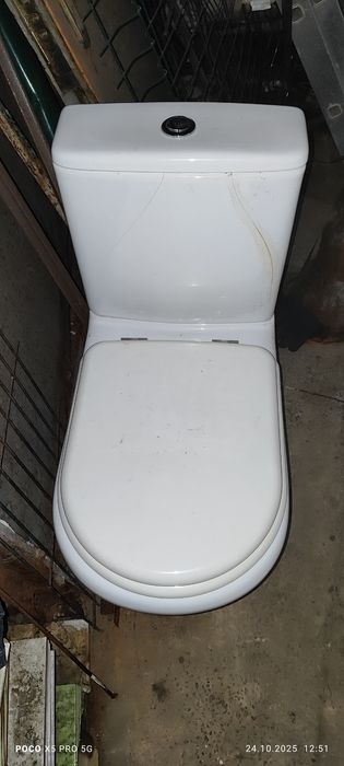 Сантехніка. Унітаз, умивальник.