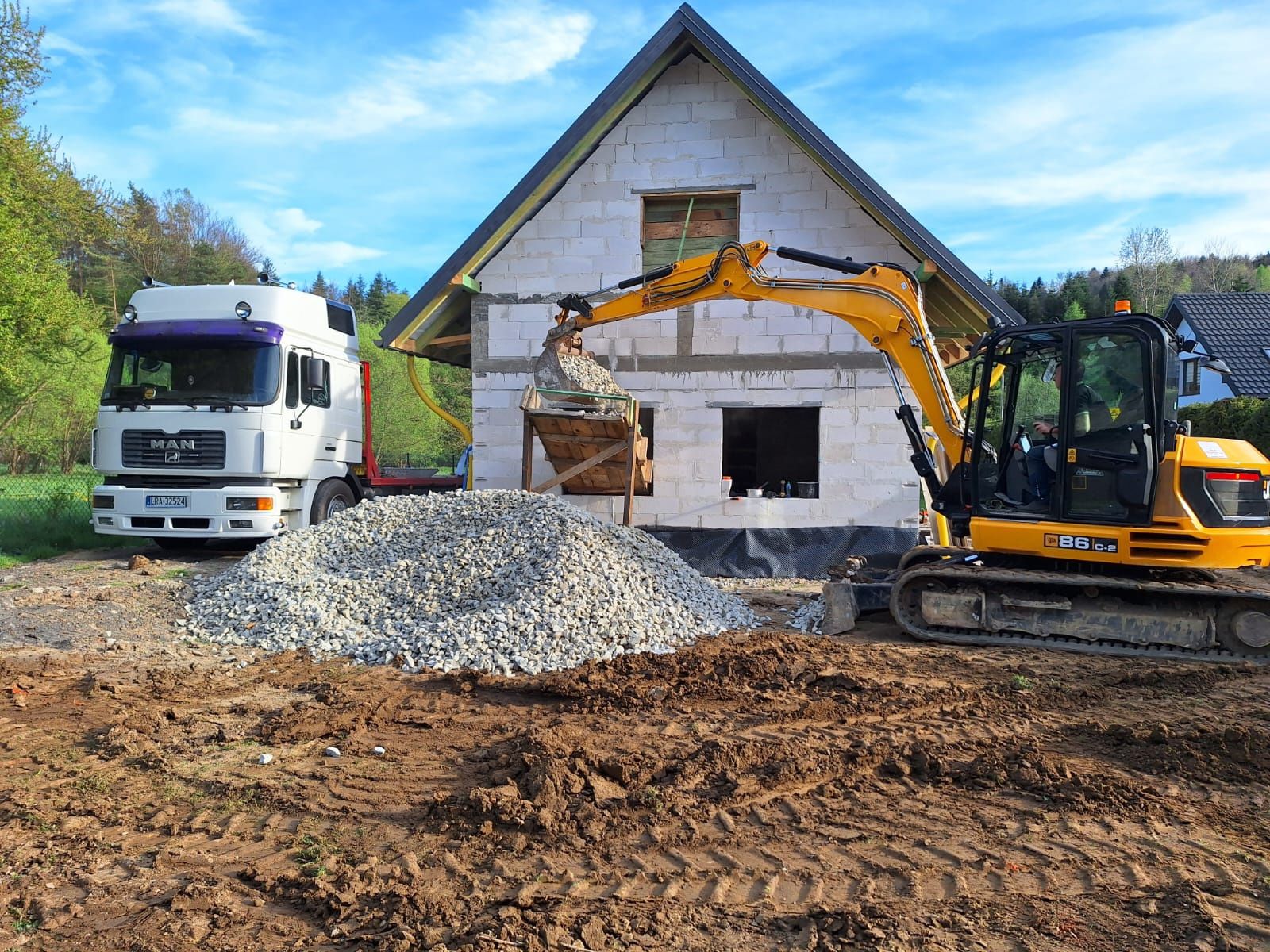 Usługi koparką transport Kamienia Pomoc Drogowa wykop pod Zbiornik