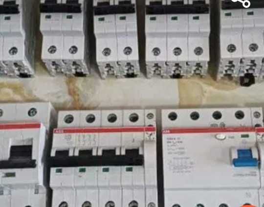 Material elétrico diverso. Algumas imagens