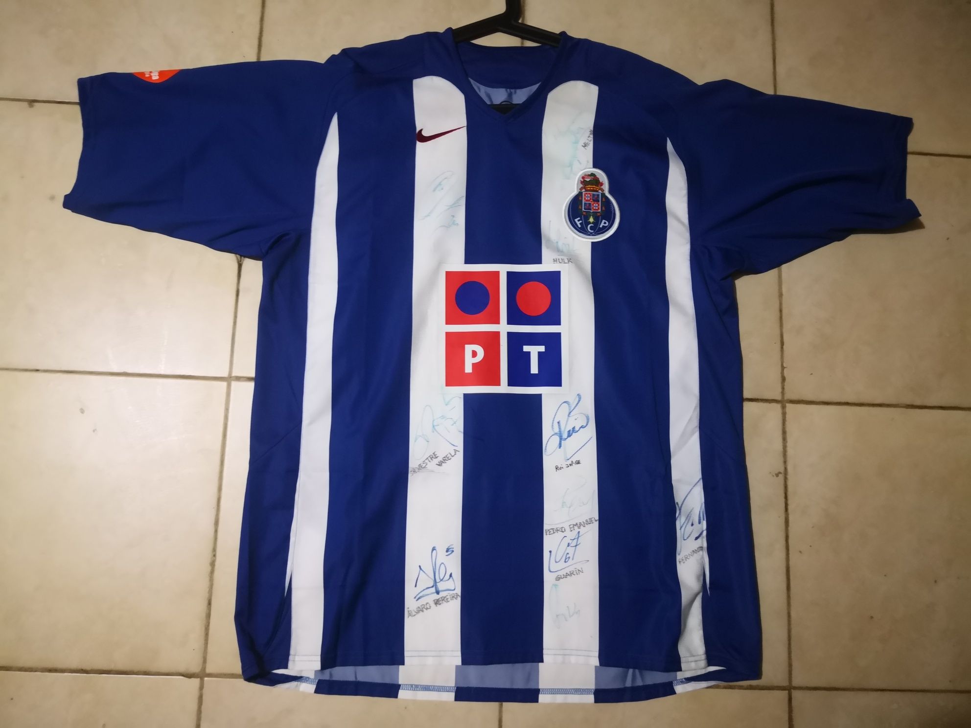 Várias camisolas do F.C.Porto  .