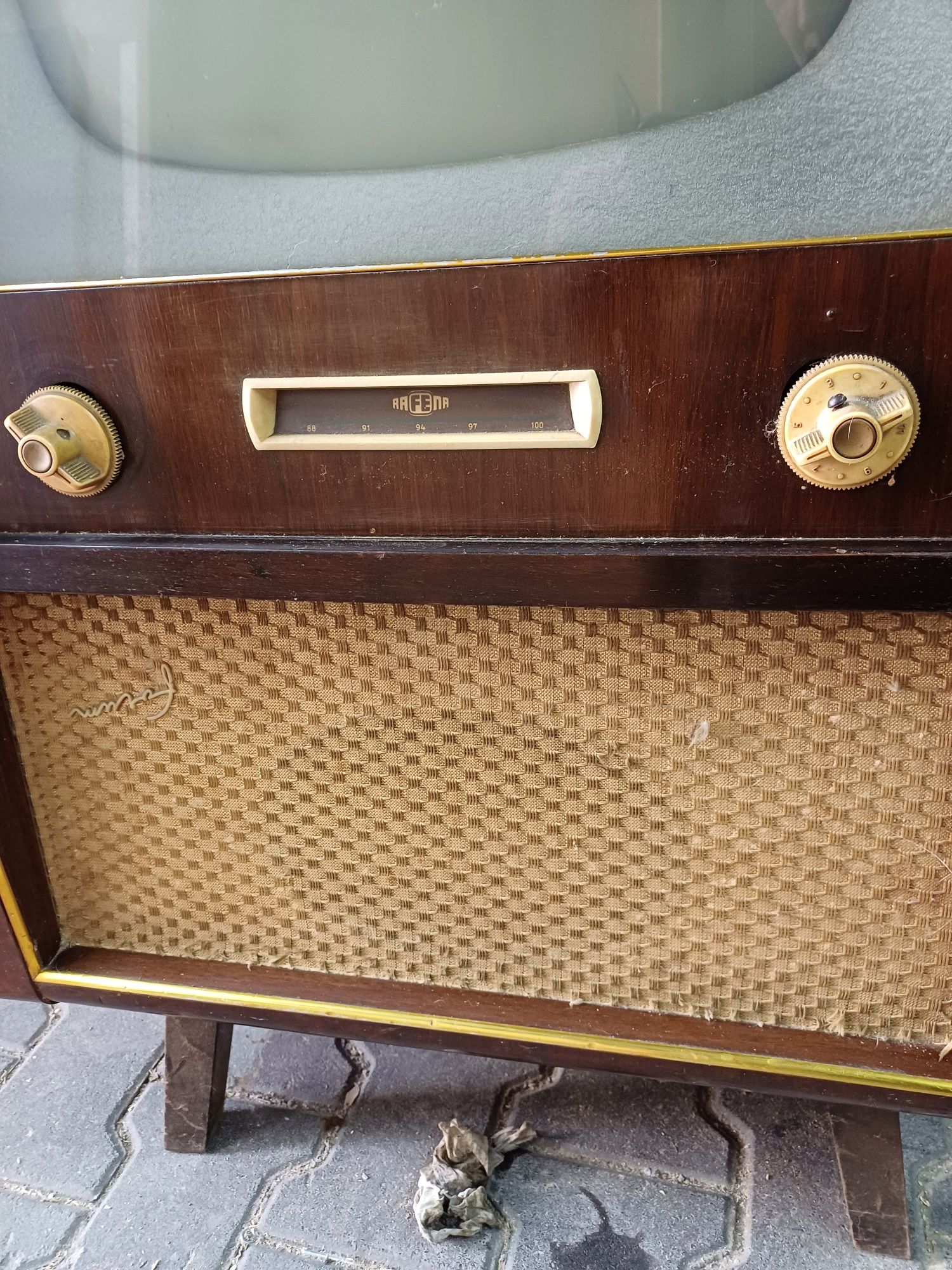 Stary telewizor REFENA