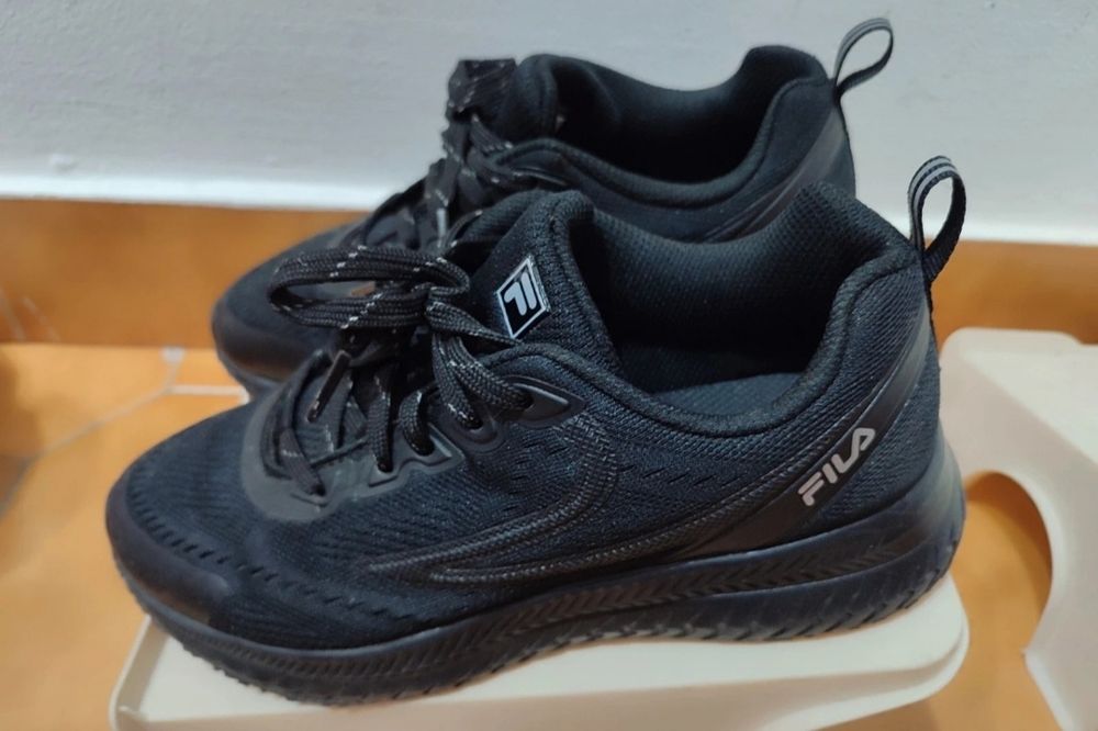 Sapatilhas pretas fila