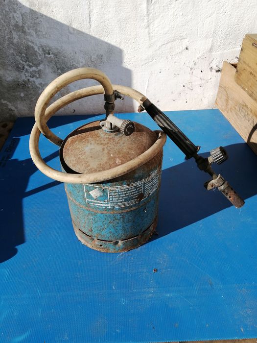 maçarico a gaz com garrafa de retoma e dois reguladores
