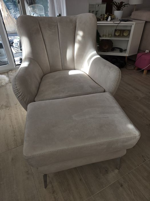 Komplet wypoczynkowy. Sofa 3 osobowa, fotel, puf.