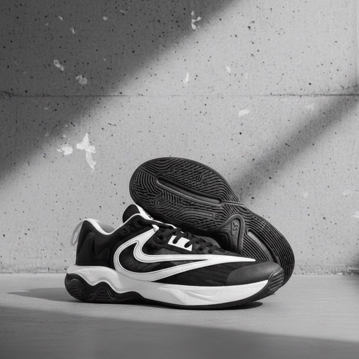 Nike Giannis Immortality 3 чорно-білого кольору.