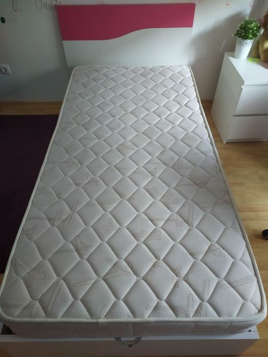 Cama solteiro com arrumação