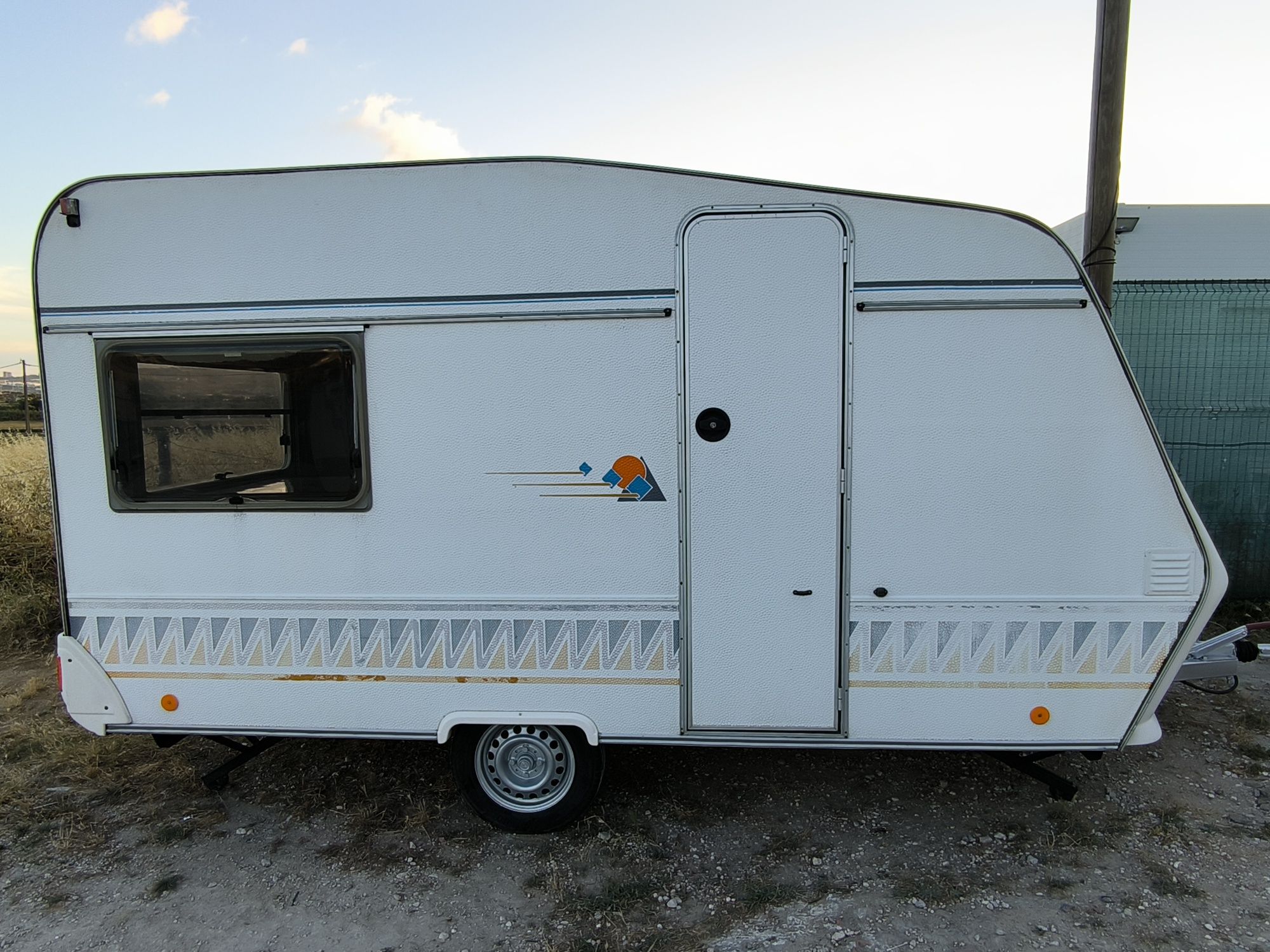 Caravana Pluma 350