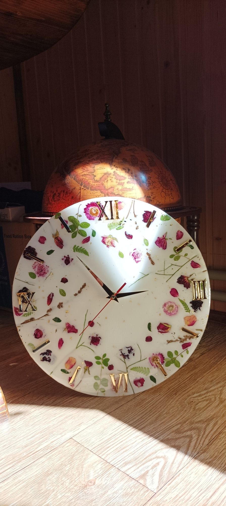 Часы с натуральными цветами и эпоксидной смолы/годинник з епоксидної с