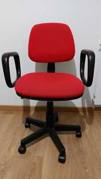 Cadeira de escritório em tecido vermelho