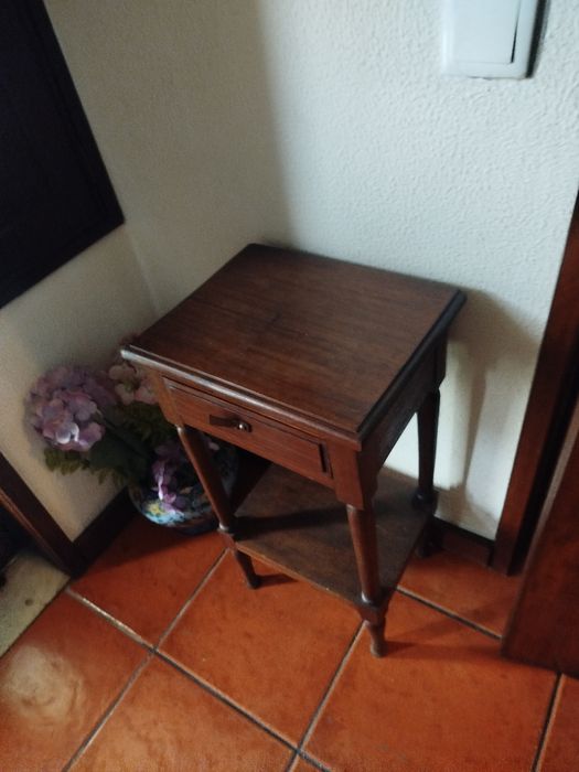 Mesa de apoio da entrada e balde de guarda chuvas