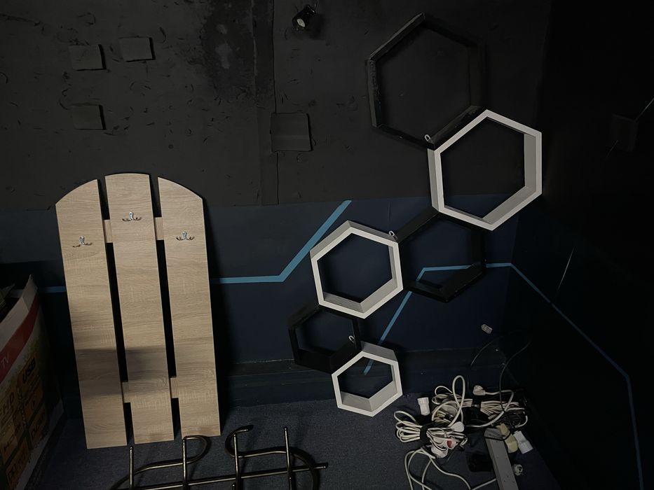 Розпродаж: столи, барна стійка, подовжувачи, кронштейни