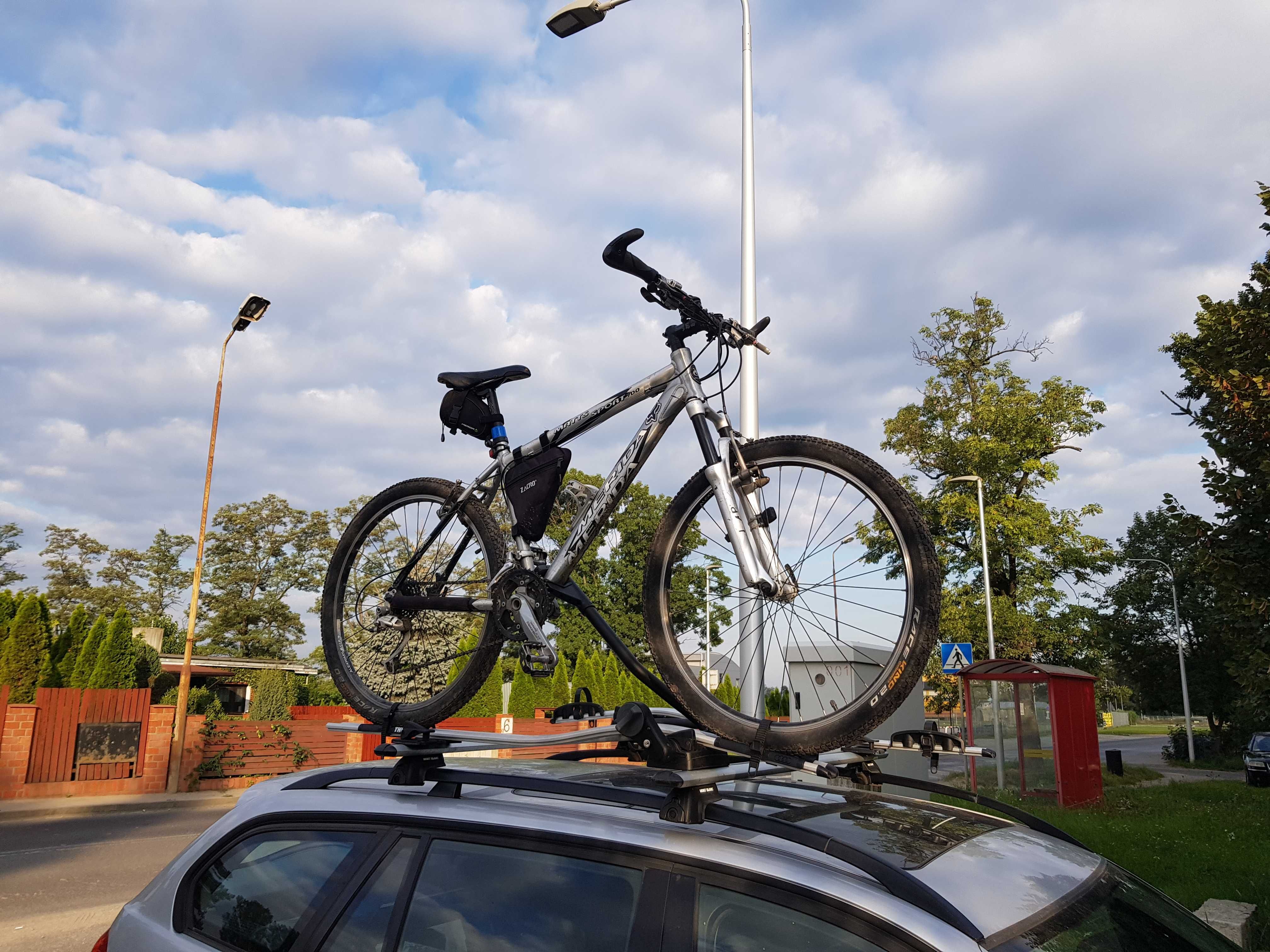 Wynajem bagażnik rowerowy na dach (relingi) oraz hak Thule 926 uchwyty