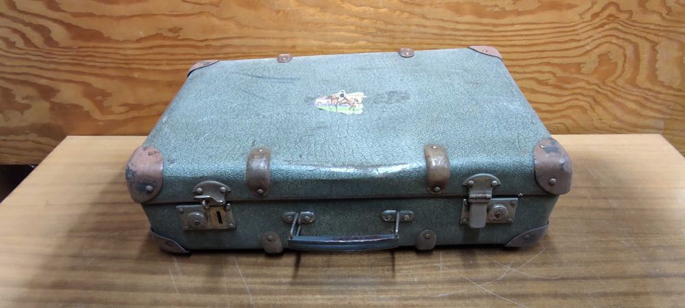 stara walizka podróżna PRL