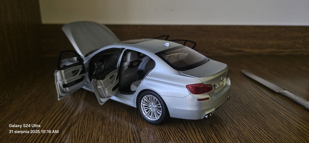 Bmw M5 F10 1:18 Full Open firmy Paragon