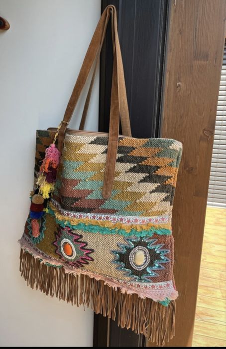 Saco de juta com pedras e lantoujolas