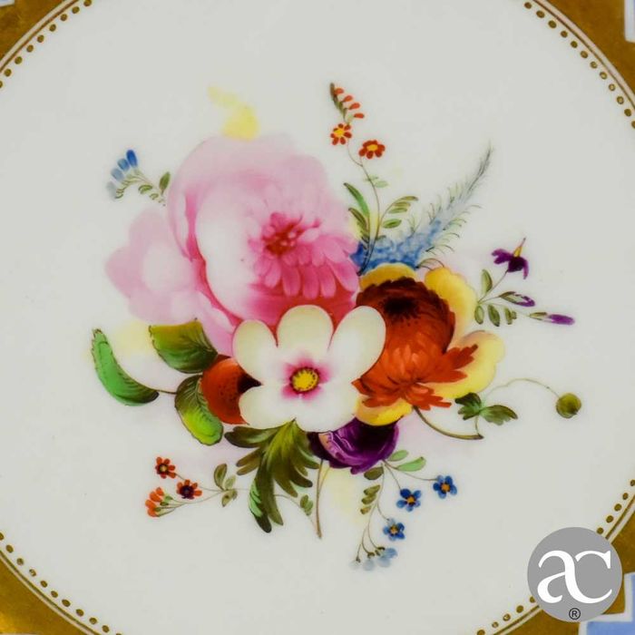 Prato em porcelana europeia pintado à mão e ouro